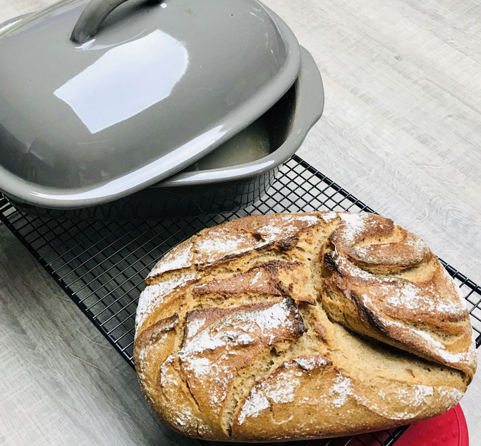 Zum abkühlen legst du das Brot auf das Kuchengitter mit Füssen von Pampered Chef, denn dann kann es zu allen Seiten hin abdampfen...