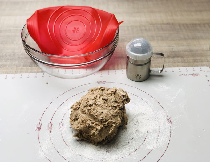 Hier siehst du den Teigling der mit dem Thermomix® geknetet wurde... Auf die bemehlte Teigunterlage geben und immer mal wieder Mehl aus dem Streufix auf die Backmatte streuen. Den Teigling in die Glasschüssel legen und mit dem Stretchfit abdecken