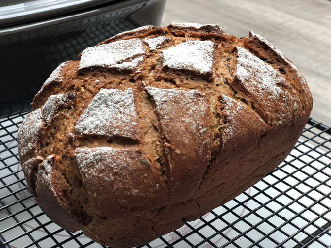 Das Brot aus der Form auf das Kuchengitter/Abkühlgitter von Pampered Chef® stürzen und rundherum gut abkühlen lassen...