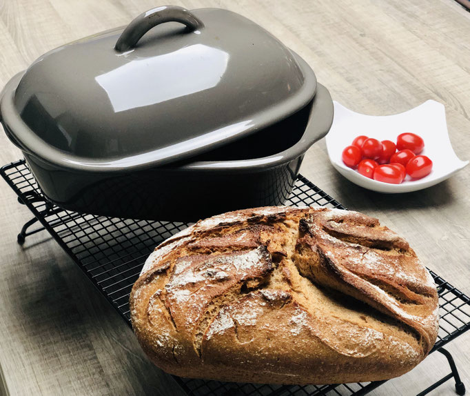 ...und in die Mitte einschlagen und festdrücken. Nach dem backen habe ich ein knisterndes Steinbackofenbrot aus meinem Backofen - weil der Ofenmeister aus deinem Backofen einen Steinbackofen zaubert ♥