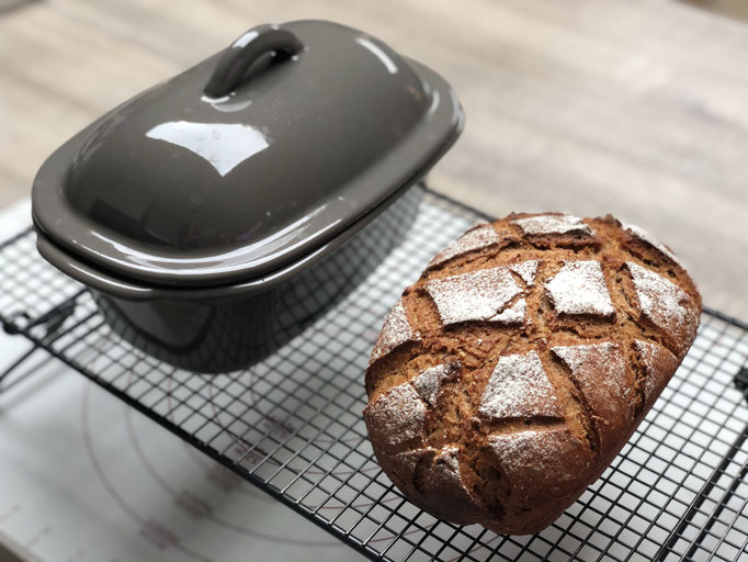 Das Kuchengitter auf Füssen ist genial, weil das Brot auch nach untenhin abdampfen kann - einfach genial!