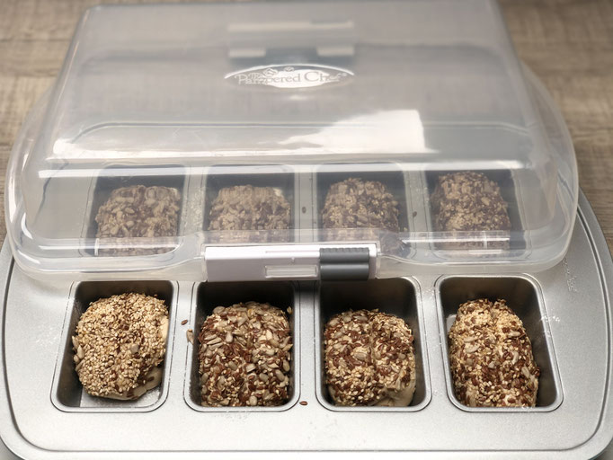 Mit dem Deckel Keep & Carry deckst du die Teiglingen in der Brötchenform von Pampered Chef gut ab und stellst diese Übernacht in den Kühlschrank...