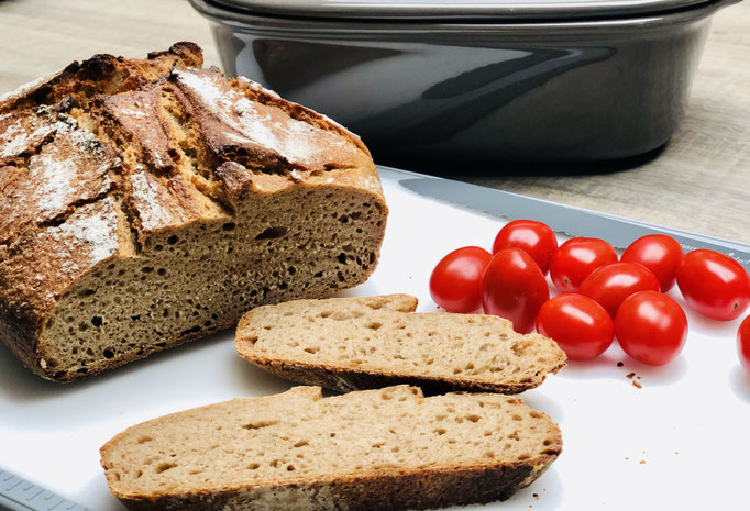 Ein deftiges Abendbrot sieht bei mir so aus - Hausmacher Leberwurst aufs Roggenbrot geschmiert und dazu ein paar Cocktailtomaten...das ist für mich der Brothimmel ♥