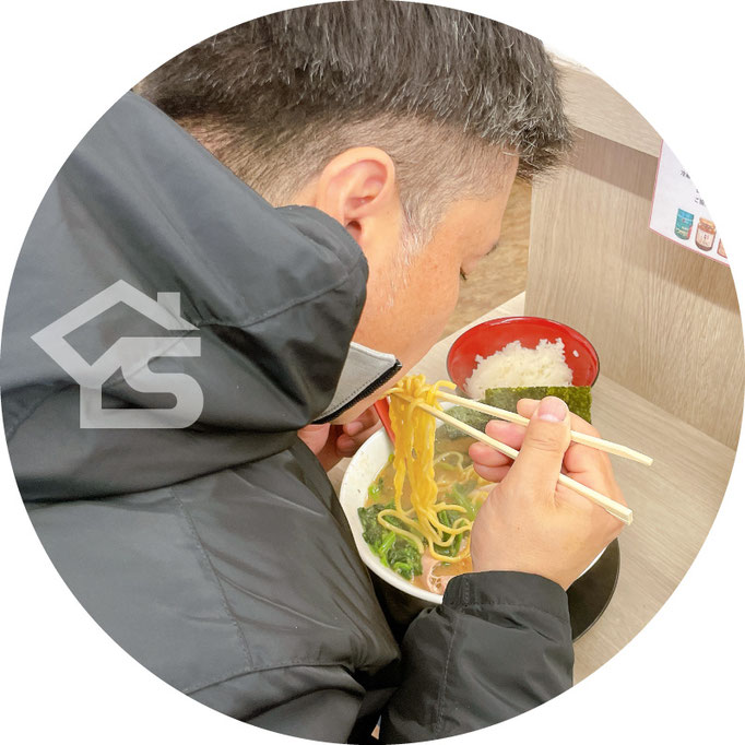 【写真】大好物の家系ラーメンを食べる板垣佑輔