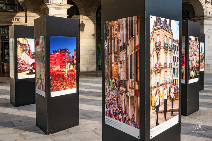 EXPOSITION GRANDES CAPITALES TRANSFRONTALIÈRES   Dans le cadre des premières Rencontres Transfrontalières en 2022, exposition « Re-Vivre ensemble les fêtes traditionnelles », place de la Liberté à Bayonne. Exposition initiée par la Communauté d’agglomérat