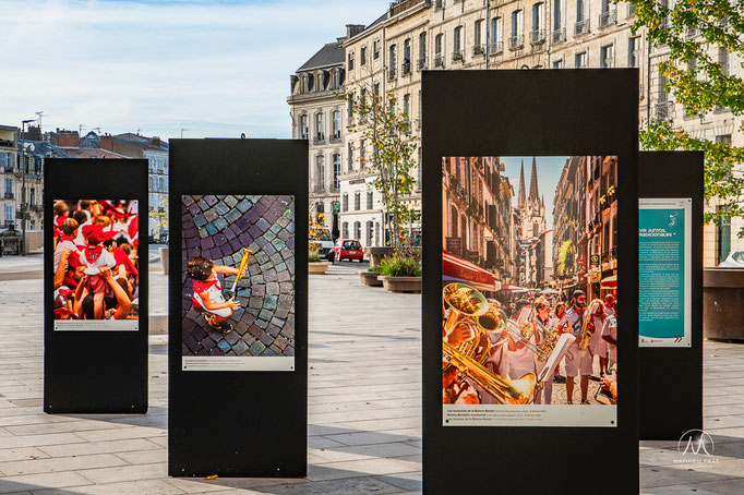 EXPOSITION GRANDES CAPITALES TRANSFRONTALIÈRES   Dans le cadre des premières Rencontres Transfrontalières en 2022, exposition « Re-Vivre ensemble les fêtes traditionnelles », place de la Liberté à Bayonne. Exposition initiée par la Communauté d’agglomérat