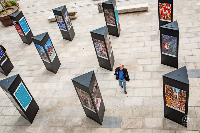 EXPOSITION GRANDES CAPITALES TRANSFRONTALIÈRES   Dans le cadre des premières Rencontres Transfrontalières en 2022, exposition « Re-Vivre ensemble les fêtes traditionnelles », place de la Liberté à Bayonne. Exposition initiée par la Communauté d’agglomérat