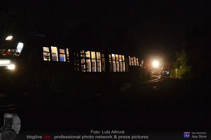 Regionalzug steht nach Schnellbremsung auf der Bahnstrecke, Beamte der Bundespolizei bei der Spurensicherung