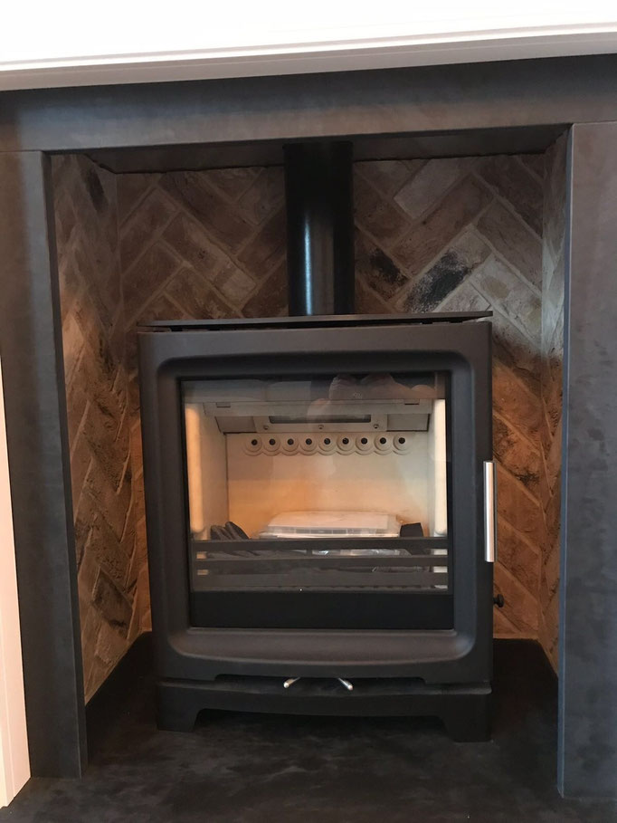 London Weathered Yellow fireplace chamber in Herringbone pattern