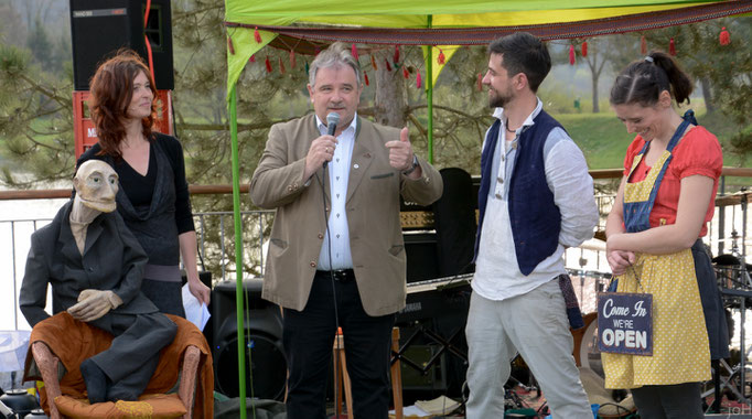 Emily und Tobias Scheuer-Penny, Bürgermeister Josef Rath und Elfriede Scharf (v.l.n.r) bei der Eröffnung des neuen “StrandGut” am Badeteich Großsteinbach.