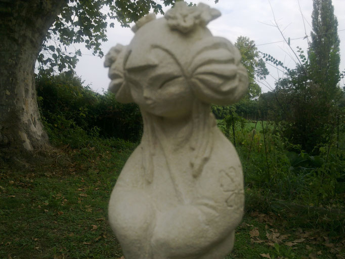 Kokeshi numéro 1 : création sculptée en pierre calcaire du Luberon