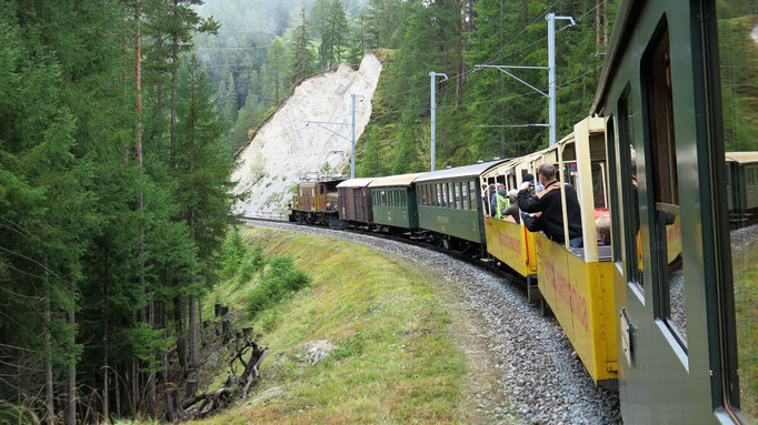 Im historischen Bahnwagen ging's über das Landwasser Viadukt.