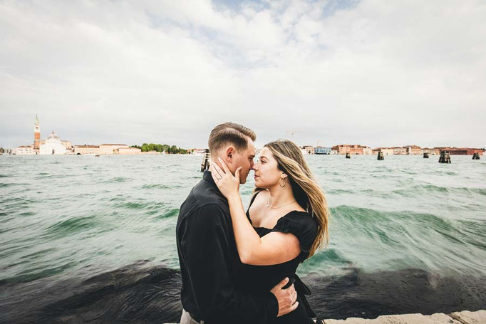 Couple enjoying a Venice photoshoot at sunset