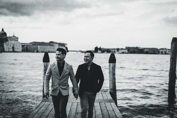 gay-couple-during-a-venice-vacation-photoshoot