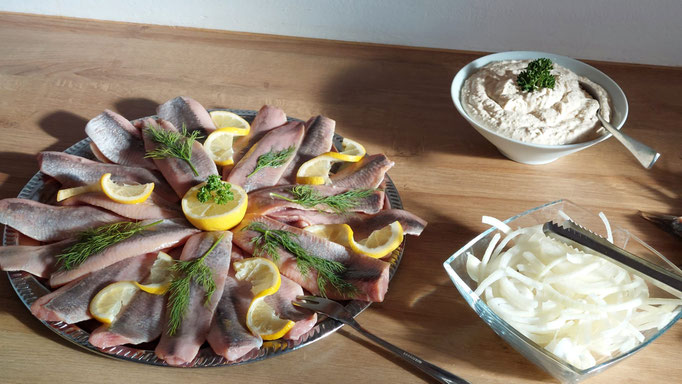 Räuchermatjes mit Remoulade und frischen Zwiebeln