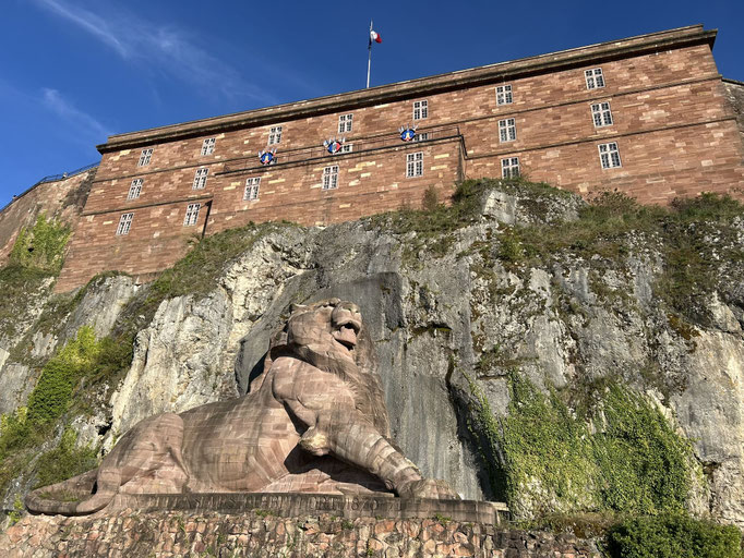 ...symbole de la résistance de la ville en 1870 sous les ordre de COL DENFERT-ROCHEREAU