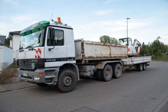 Fuhrpark Sattelschlepper mit Bagger