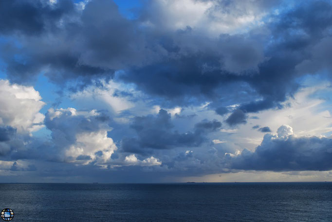 Wolken über dem offenem Meer