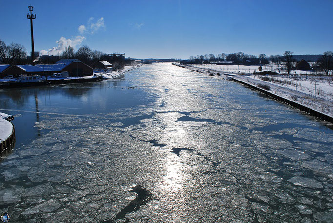 Eisschollen auf dem Kanal