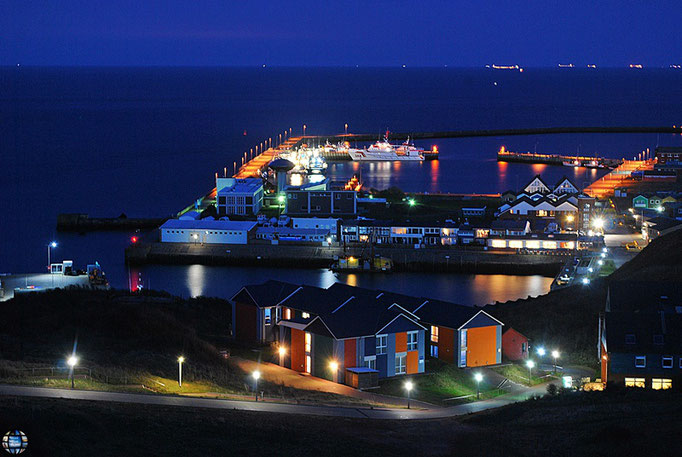 Nachtblick über den Helgoländer Hafen