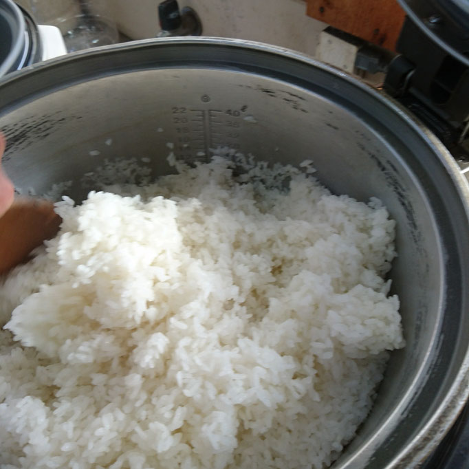 ご飯をほぐす。