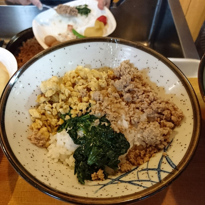 三色そぼろ丼（そぼろは私＝なみたお作）