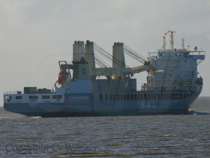 Heavy Lift Vessel REGINE unterwegs auf der Elbe