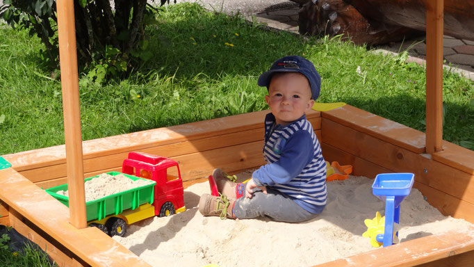 im Sandkasten spielen alle Kinder gerne 