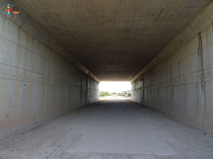 Pasamos túnel bajo carretera nacional