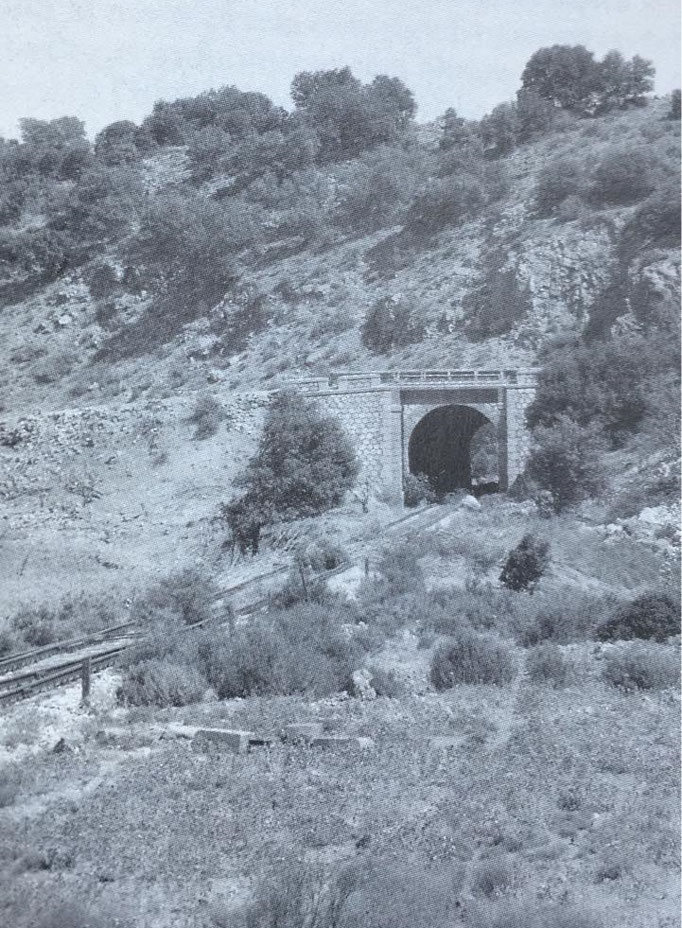 Boca del túnel provincia de Jaén, a la entrada de la estación de El Jardín (Albacete) septiembre de 1987, foto de Lluis Prieto.