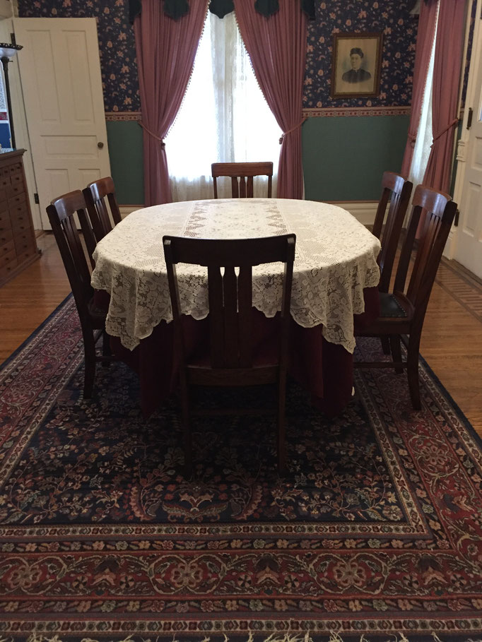 chairs with dining table 