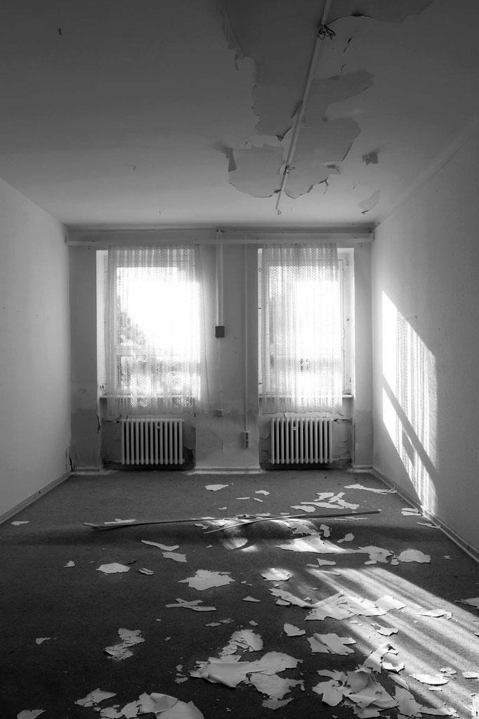 Verlassenes Gebäude in Brandenburg, schwarz weiß - Prints, Lost Places-Fotografie von Malina Bura