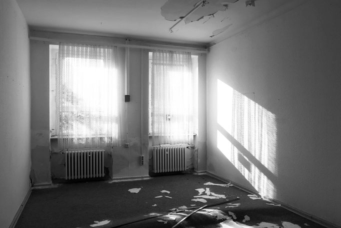 Verlassenes Gebäude in Brandenburg, schwarz weiß - Prints, Lost Places-Fotografie von Malina Bura