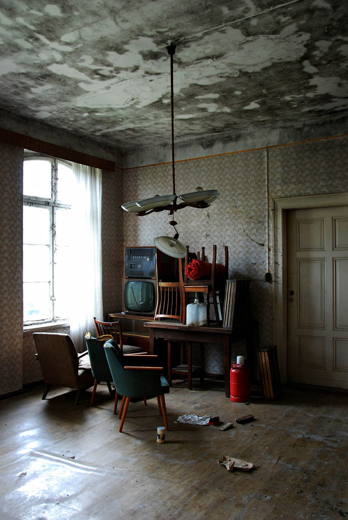 Verlassenes Wohnhaus in Sachsen-Anhalt - Prints, Lost Places-Fotografie von Malina Bura