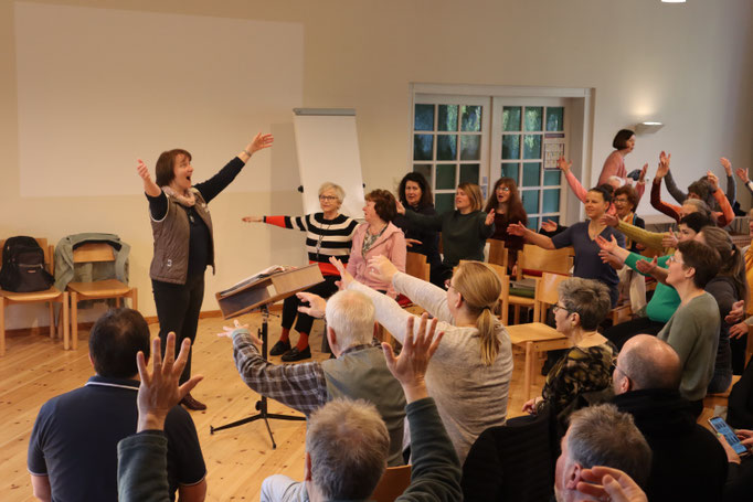 Einsingen mit unserer Chorleiterin Marion 