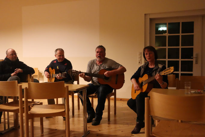 Abendlicher Treff zum gemeinsamen Singen,