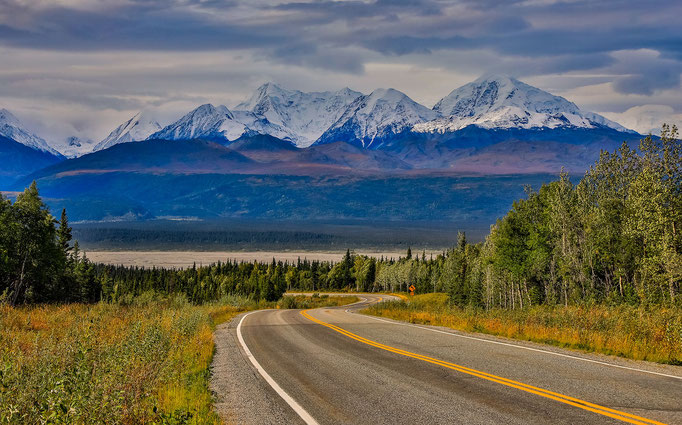 Alaska Highway mit Alaska Range