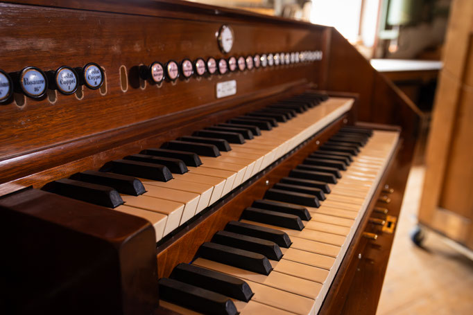 Spieltisch der Röver-Orgel während der Restauration beim Orgelbauer