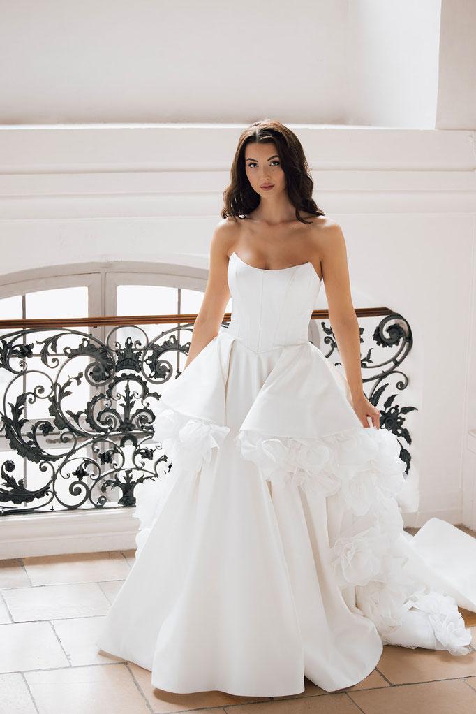 Junge elegante Frau trägt ein Brautkleid von Amo&Luv in einer klassischen Villa