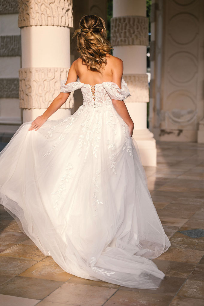 Brautkleid Cesaria von Amo&Luv in Bewegung getragen von einer jungen Frau
