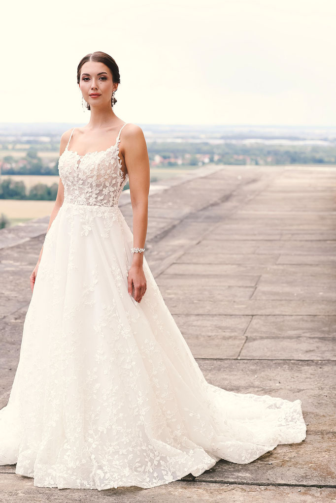 Junge Frau trägt ein Brautkleid von Emmerling Amo & Luv