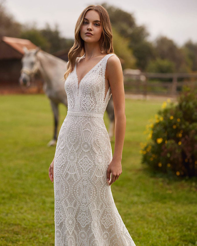 Junge Frau trägt das Brautkleid Numian aus der Alma Novia Kollektion 2026