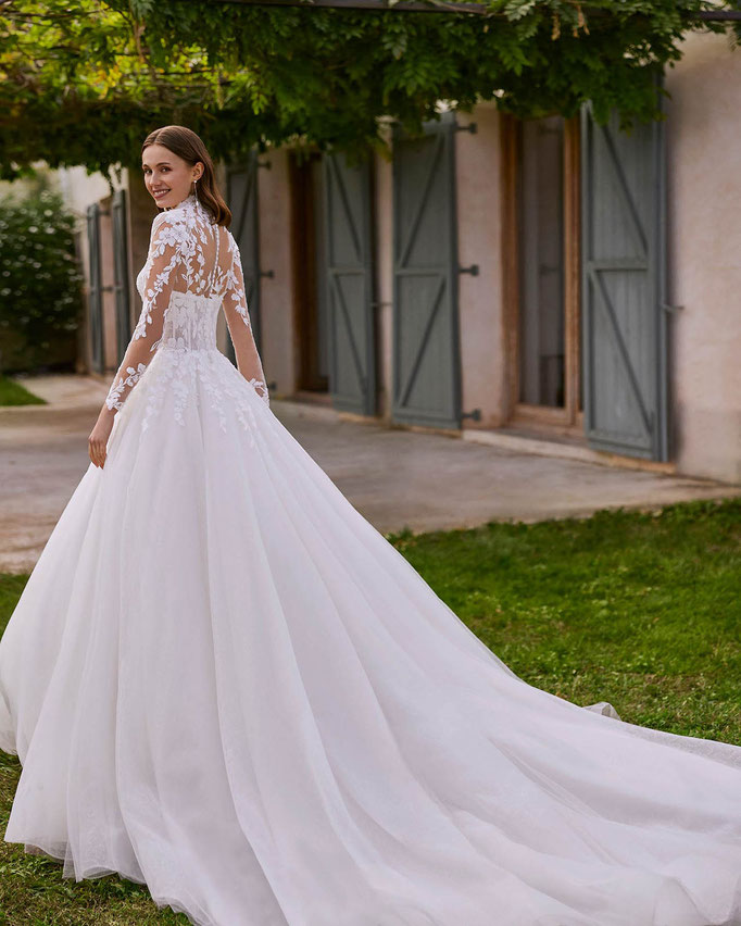 Junge Frau trägt das Brautkleid Nisara von Alma Novia