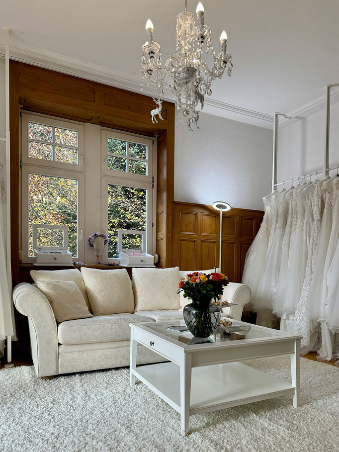 Ankleidezimmer mit Couch für die Braut und ihre Gäste bei Brautmoden Schwarzwald