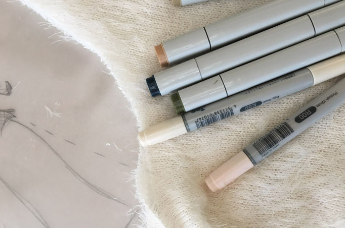 Marker und Stoffe beim Design Entstehungsprozess Brautmoden Schwarzwald