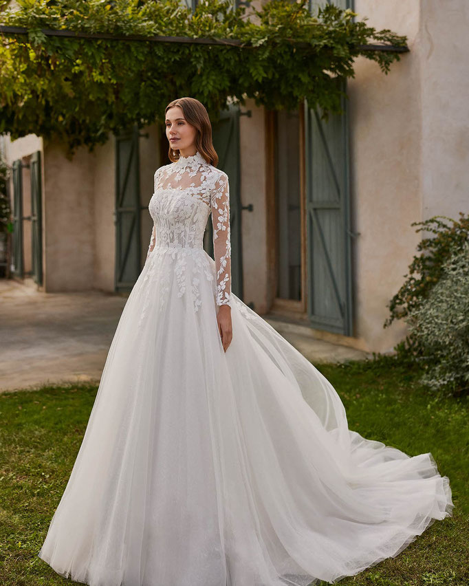 Junge Frau trägt das Brautkleid Nisara von Alma Novia