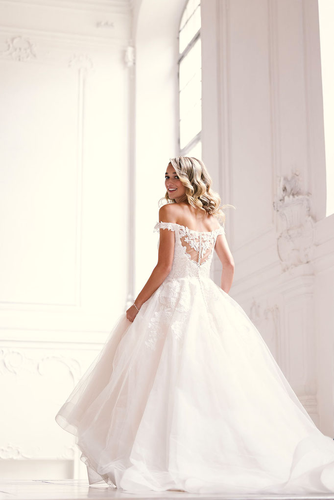 Bautkleid Carlotta aus der Emmerling Amo & Luv Kollektion