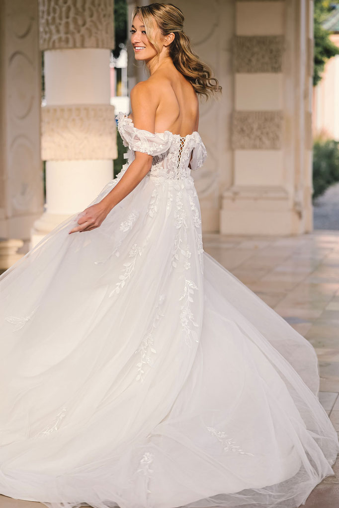 Brautkleid Cesaria von Amo&Luv getragen von einer jungen Frau