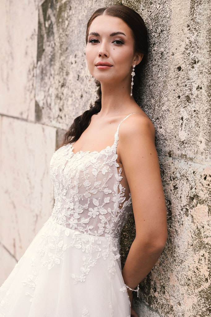 Junge Frau trägt ein Brautkleid von Emmerling Amo & Luv