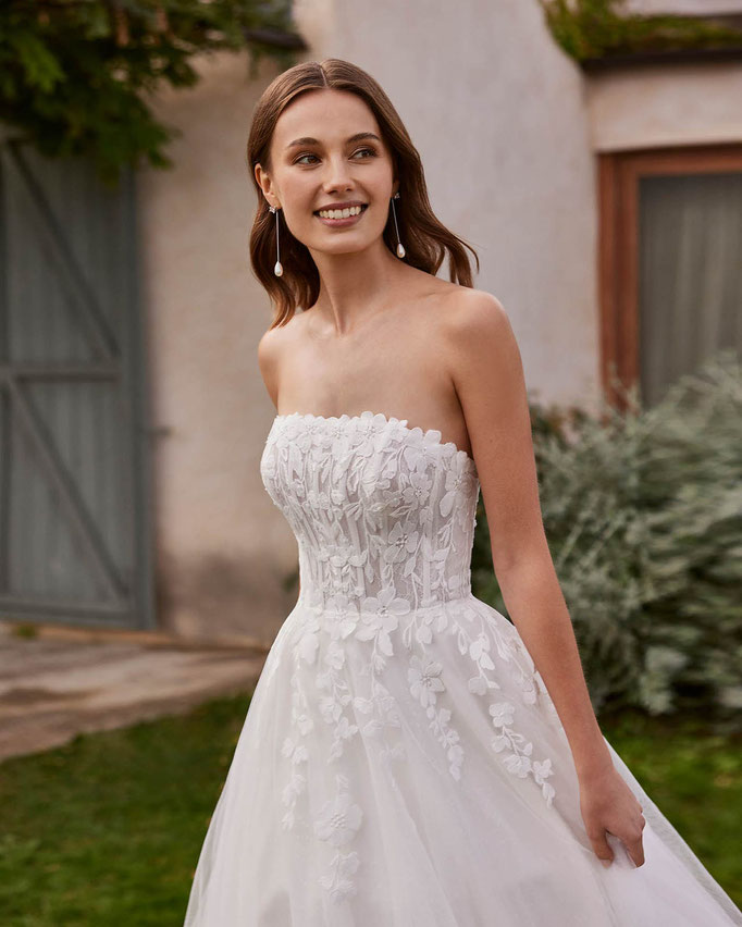 Junge Frau trägt das Brautkleid Nisara von Alma Novia